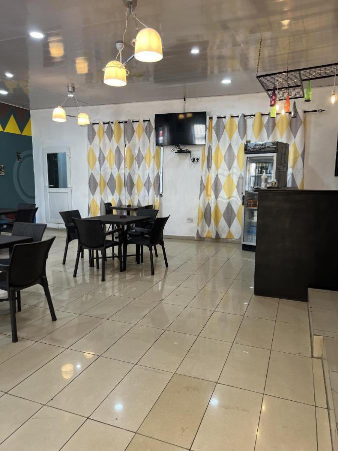 Sky Inn Hotel فريتاون المظهر الخارجي الصورة
