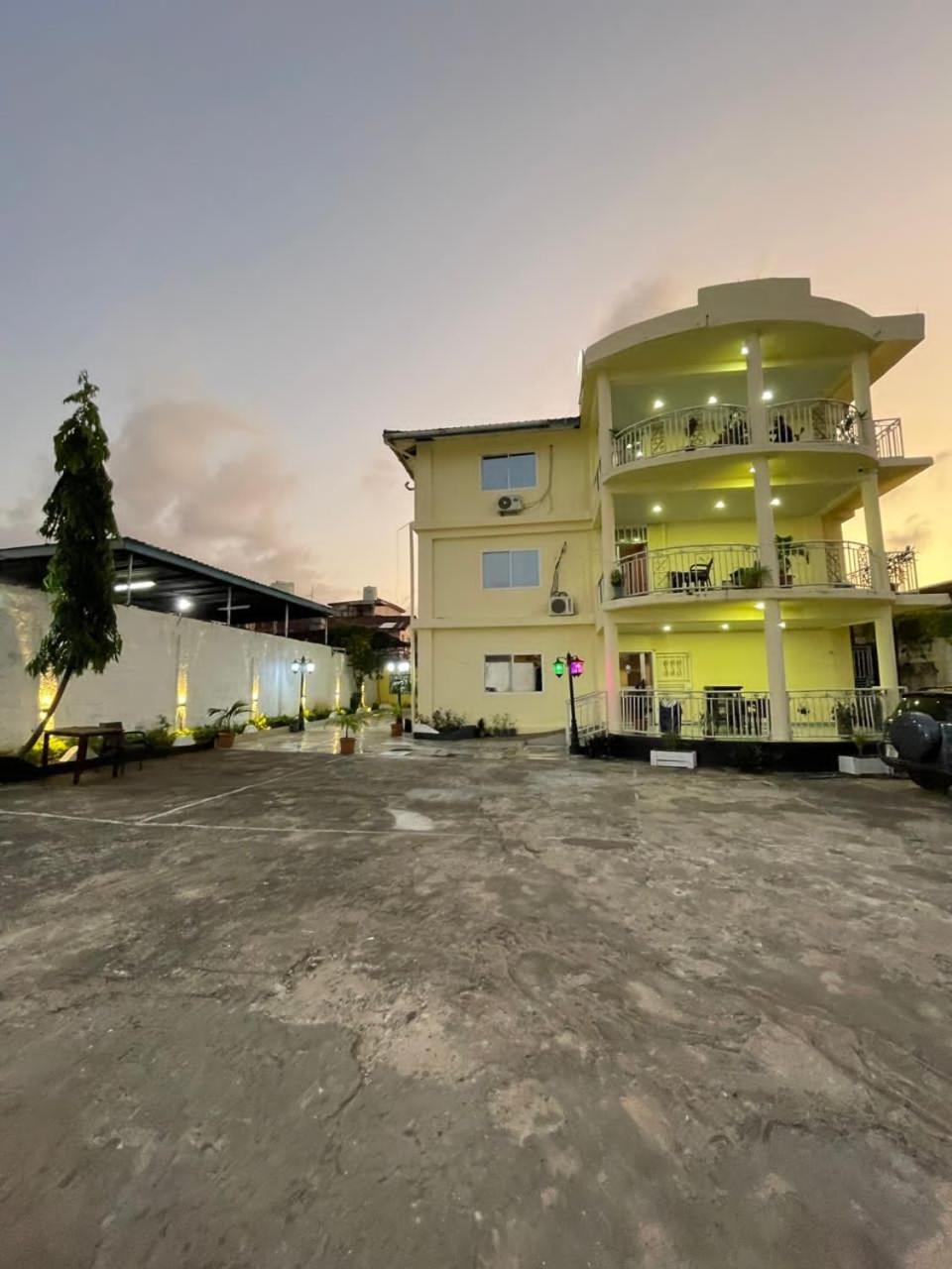 Sky Inn Hotel فريتاون المظهر الخارجي الصورة