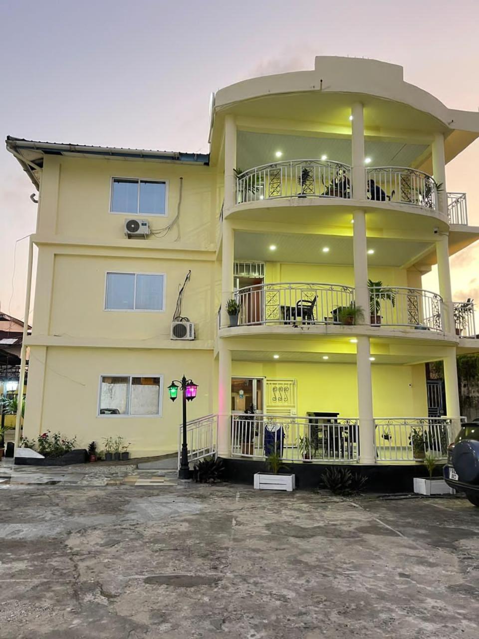 Sky Inn Hotel فريتاون المظهر الخارجي الصورة